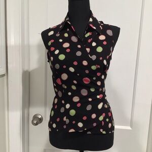 Short sleeve black shirt, colorful polka dots with a collar